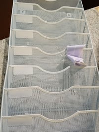 EasyPAG 12 rekeszes fém A4 falra szerelhető iratrendező és folyóirattartó — horpadt, meggyűrődött matricák (állapot: lásd a 2. képet) 2