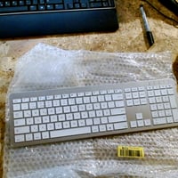 Bezdrôtová súprava klávesnice a myši iClever GK08 – strieborná, nabíjateľná, QWERTZ, 2,4 GHz, s numerickou klávesnicou, kompatibilná s PC/laptopom/Macom – 1 ks v balení 4