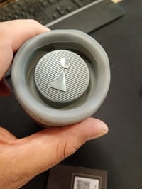 JBL Flip 6 Bluetooth Hangszóró Szürke, Vízálló Hordozható Speaker, 2 Utas — töltőkábel nélkül, oldalt sérült (állapot: lásd a 2. képet) 2