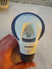 DYMO Omega dombornyomó készülék otthoni és kreatív használatra, fekete, ergonomikus dizájn, 9 mm szalag 3