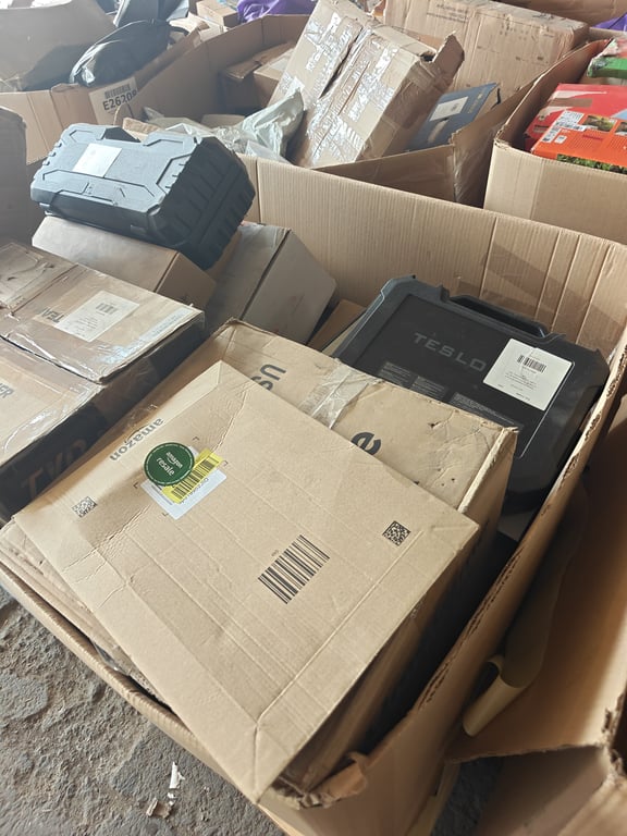 Vegyes raklap R01010 · kb. 15–20 db return elektronika: gőztisztító, koffer, dobozok