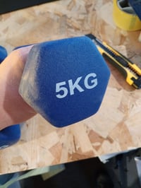 Amazon Basics neoprénové jednoručné činky, pár, 5 kg, modré, šesťhranná sada činiek na silový tréning a fitness, 2 ks 3
