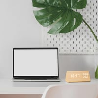 VORRINC Digitális Fa Ébresztőóra - 3 Ébresztés, Hőmérséklet, Páratartalom Kijelzés, 3 Fényerőszint, Háromszög Bambusz Dizájn, USB/Elemes 4