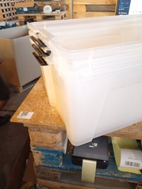 Cutie de depozitare cu capac Iris Ohyama BSB-50, 45L, set de 4 bucăți, transparentă, stivuibilă, cu mânere — 3 cutii au colțurile rupte (stare: vezi a 2-a fotografie) 2