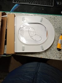 Amazon Basics D alakú WC-ülőke, ureából, matt fehér felület, 36,5 x 43 cm — Rögzítőelemek nélkül (állapot: lásd a 2. képet) 2