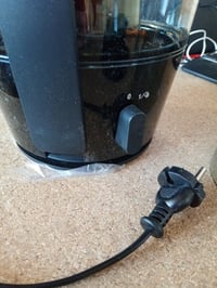 Centrifugalni sokovnik Philips Viva Collection, 800 W, spremnik od 2 litre, tehnologija QuickClean, crni, rabljeno 3