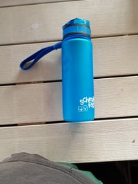 Detská fľaša na vodu schmatzfatz 500 ml, modrá, nepriepustná, bez BPA, so sitkom na ovocie, na šport a — používaná (stav: pozri 2. obrázok) 2