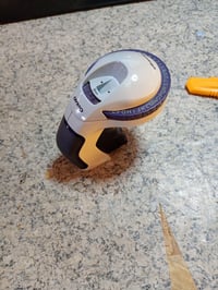 Ražovač štítkov DYMO Omega pre domáce a kreatívne použitie, ergonomický dizajn, čierna páska, otočný kotúč s písmenami 2