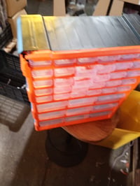 Dulap de depozitare cu montare pe perete Amazon Basics cu 39 de sertare, negru, 38x15,9x47,3 — fără colțul stânga sus rupt (stare: vezi a doua imagine) 2