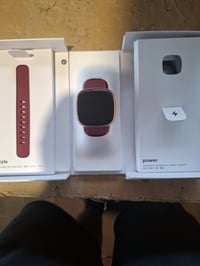 Inteligentné hodinky Fitbit Versa 4 s GPS, fialovo-ružový remienok / puzdro z ružového hliníka — chybné, nezobrazuje obraz, na náhradné diely (stav: pozri 2. obrázok) 2
