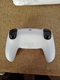 Controller wireless PlayStation DualSense pentru PS5 — defect, funcționează parțial: joystick-ul din dreapta se blochează (stare: vezi a doua imagine) 3