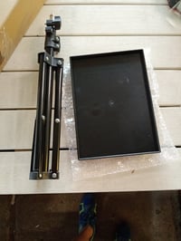 Stojan na projektor SOIMISS s táckou, nastaviteľná výška 40-110 cm, čierny, držiak na notebook — tácka je poškriabaná (stav: viď 2. obrázok) 2