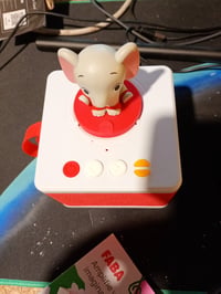 FABA Storyteller Audio Box s figúrkou – Ele slon – Detská vzdelávacia hračka s reproduktorom, francúzska verzia, pre deti od 0 do 6 rokov 2