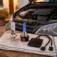 Sada autožiaroviek pre nočné videnie: 1x H7 halogén 55W 6500K + 1x biela LED žiarovka + 1x H7 LED adaptér 1