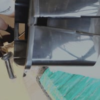 Coș de gunoi pentru reciclare TATAY 50 L cu capac basculant, negru-verde — defect, pentru piese: Coșul este crăpat (stare: vezi a 2-a poză) 2