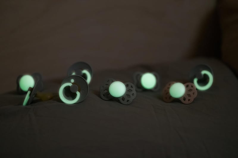 Bibs Színes Cseresznye Alakú Természetes Gumi Játszócumi, 2db, Sage Night/Cloud Night, 3-as Méret, 18+ Hónapos Kortól, PVC- és BPA-mentes