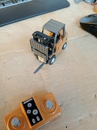 Mini stivuitor metalic RC Amewi, scară 1:64, 8 — defect, funcționează parțial: fără furcă și cârlig (stare: vezi poza a 2-a) 2