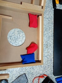 Set de joc cu aruncare la țintă Schildkröt Cornhole, MDF certificat FSC, 52x30x14 cm – defect, parțial funcțional: un picior al tablei este rupt, 3 saci (pentru stare: vezi a 2-a imagine) 4