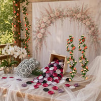 Rózsás esküvő: tüll 188×150 + 200 db szirom + 2 db girland + fotófal 2,2×1,5 + 25 db habrózsa + orchidea váza 1
