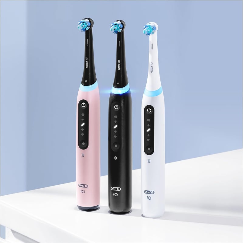 Oral-B iO 5 Plus elektromos fogkefe szett, 2 db fekete-fehér + 4 pótfej, 5 üzemmód