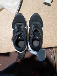 Detská športová obuv Nike Revolution 7 – čierna/biela – veľkosť 28,5 (EU) – FB7690-003 – tréningové tenisky so suchým zipsom 3