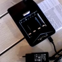 VARTA LCD Ultra Fast Charger+ punjač za AA AAA NiMH baterije, s 3 načina punjenja, strujnim adapterom — korišteno, nepotpuno (bez baterija) 2