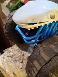 Monster Jam Megalodon Storm távirányítós – USB töltőkábel nélkül — horpadt, sérült elejű, kopott kerekek (állapot: lásd a 2. képet) 3