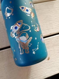 Detská nerezová termoska ion8 320 ml s motívom astronauta, nepriepustná, otváranie jednou rukou — používaná (stav: viď 2. obrázok) 3