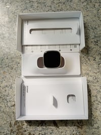 Ceas inteligent Fitbit Versa 4 cu GPS integrat, autonomie a bateriei de 6 zile, rezistent la apă, Android și iOS — fără accesorii (stare: vezi a 2-a imagine) 2