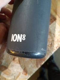 Bidon ION8 500 ml Negru, etanș, deschidere cu o singură mână, fără BPA, compatibil cu mașina de spălat vase — protecția de cauciuc de la bază este uzată (stare: vezi a 2-a imagine) 3