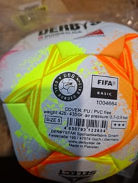 Futbalová lopta Derbystar Bundesliga Brillant Replica v22, veľkosť 4, dúhová — Lopta má malé poškodenie (stav: pozri 2. obrázok) 2