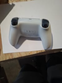 Bezdrôtový ovládač Sony DualSense pre PS5 v bielej farbe, používaný — Ľavá páčka má silný drift (stav: pozri 2. obrázok) 6