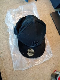 Șapcă de baseball New Era MLB 9Fifty NY Yankees neagră - folosită, cu urme vizibile de uzură — zgârieturi vizibile (stare: vezi a 2-a imagine) 2