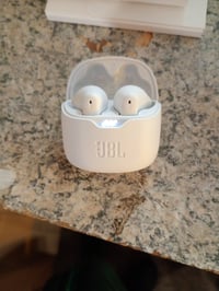 Bezdrôtové slúchadlá JBL Tune Flex TWS s Bluetooth, aktívnym potlačením hluku, výdržou batérie 32 hodín, biele – viditeľne používané 3