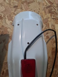 Zadný blatník UFO PLAST bielej farby na Hondu XR 600 1988-2002 s držiakom zadného svetla, v použitom stave (stav: pozri 2. obrázok) 3