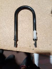 Zámok na bicykel Kryptonite Evolution Mini-7W v tvare U s 13 mm strmeňom z tvrdenej ocele, prídavným lankom KryptoFlex 410 a dvojitým uzamykacím mechanizmom 2
