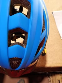 Cyklistická prilba Fischer Urban Montis so štítom, modro-žltá, veľkosť S/M (52-59 cm) – mierne poškodená, na vrchnej časti je škrabanec (stav: pozri 2. obrázok) 2