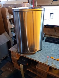 Coș de gunoi cu pedală Amazon Basics cu capac cu închidere lentă (soft-close), 50 litri, nichel satinat, dreptunghiular, pentru bucătărie — utilizat (stare: vezi a 2-a imagine) 2
