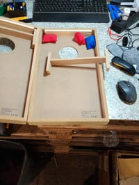 Set de joc cu aruncare la țintă Schildkröt Cornhole, MDF certificat FSC, 52x30x14 cm – defect, parțial funcțional: un picior al tablei este rupt, 3 saci (pentru stare: vezi a 2-a imagine) 3