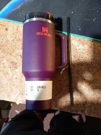 Termohrnček Stanley Quencher H2.0 FlowState so slamkou, 1,18 l, farba slivková, nehrdzavejúca oceľ, dvojstenná izolácia, vyhotovenie Core 2