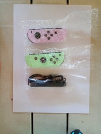 Pár Nintendo Joy-Con ovládačov – pastelová fialová a pastelová zelená – Nintendo — Chýba jeden úchyt na zápästie (stav: pozri 2. obrázok) 2