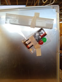 Tablă albă magnetică DOHE 90x60 cm cu ramă din aluminiu, 2 markere, 6 — defectă, funcționează parțial: crăpătură în față și o dungă (stare: vezi imaginea a 2-a) 4