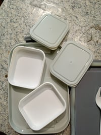 Casetă pentru prânz BIBURY Bento Box 1,9 L, 4 compartimente, cu tacâmuri și 2 recipiente pentru sos — diferență de nuanță, model gri (stare: vezi a 2-a imagine) 4