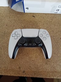 Bezdrôtový ovládač Sony DualSense biely — chybný, čiastočne funkčný: ľavá páčka zaseknutá doľava (stav: pozri 2. obrázok) 2
