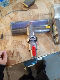 Bežični usisavač Dyson V8 Advanced, 130 AW — neispravan, za dijelove: ne uključuje se, samo treperi LED dioda (stanje: vidi 2. sliku) 4