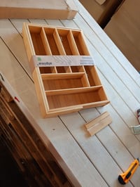 Alpina rozťahovateľný bambusový organizér na príbory do zásuvky 46x34-56,5x6 cm, 6-8 priehradok — Na výsuvnej časti bez poškodenia (stav: pozri 2. obrázok) 2