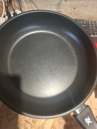 WMF Devil tava od nehrđajućeg čelika 24 cm, s neprianjajućim Cromargan premazom, indukcijska, plastična ručka, za sve vrste štednjaka 3