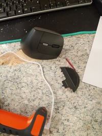 Mouse ergonomic vertical fără fir reîncărcabil Trust Yuno, 2.4GHz, negru, 70 la sută — fără încărcător (stare: vezi a doua imagine) 2