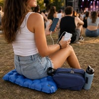 Festivalový set: vodeodolná ľadvinka s držiakom na fľašu + nafukovací vankúš + 5000 mAh powerbanka 1