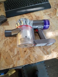 Bežični usisavač Dyson V8 Advanced, 130 AW — neispravan, za dijelove: ne uključuje se, samo treperi LED dioda (stanje: vidi 2. sliku) 2